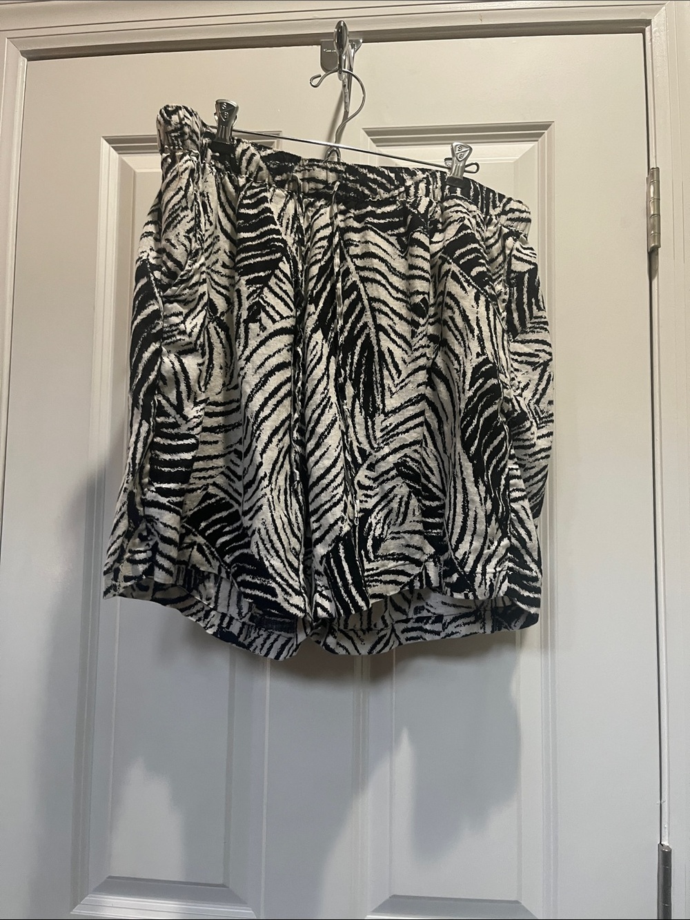 Cynthia Rowley Black and White Zebra-Print 100% linen shorts